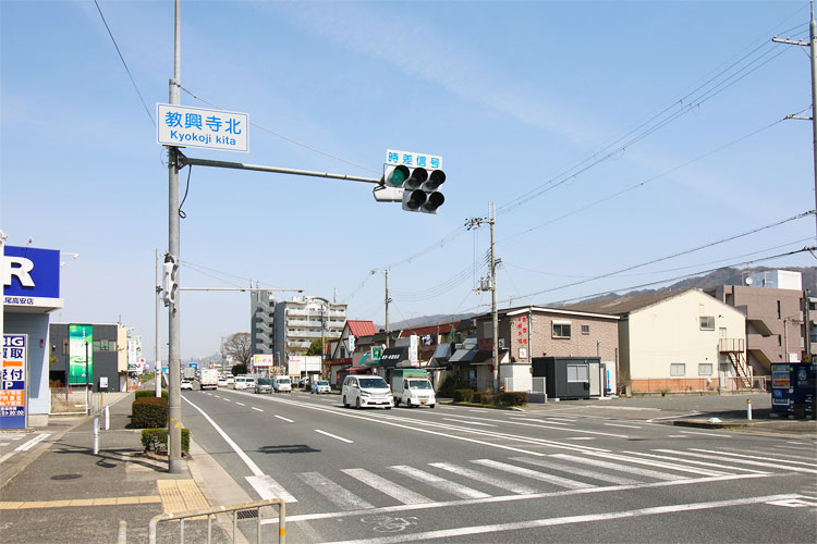 大阪外環状線　教興寺北交差点を東に入ります